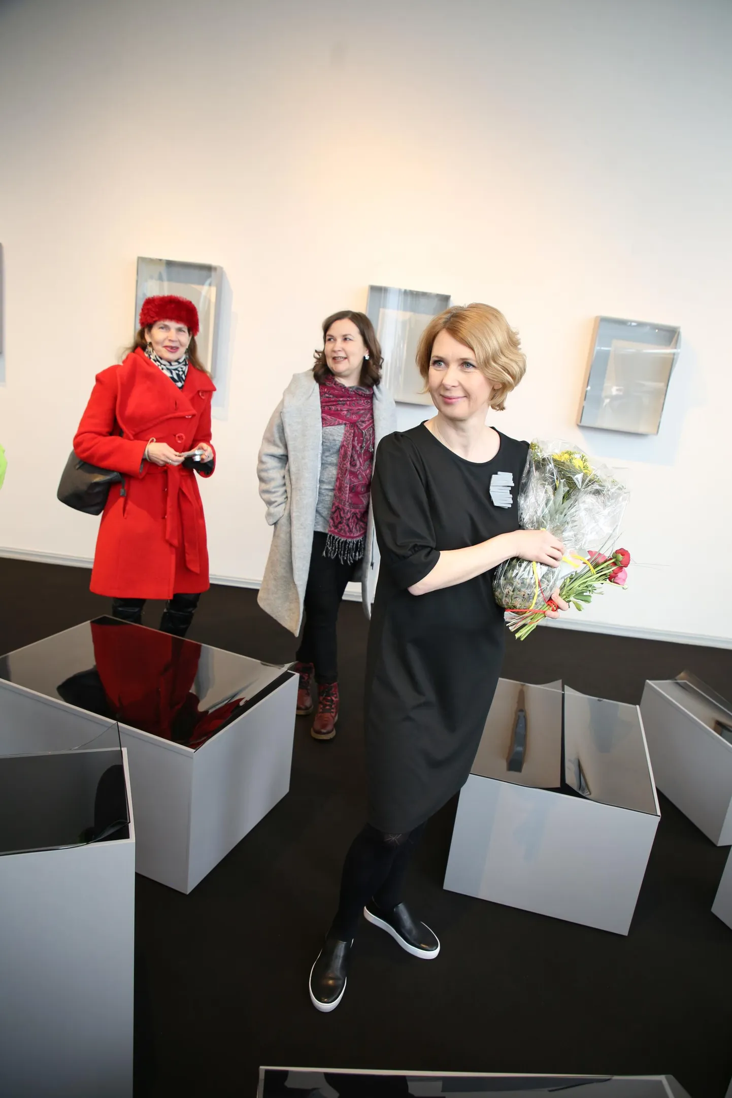 Hetk Tiina Sarapu näituse «Case Study 2» avamiselt, taga paremal Meiu Münt, kelle näitus «Maailma loomine» avati väikeses galeriis.