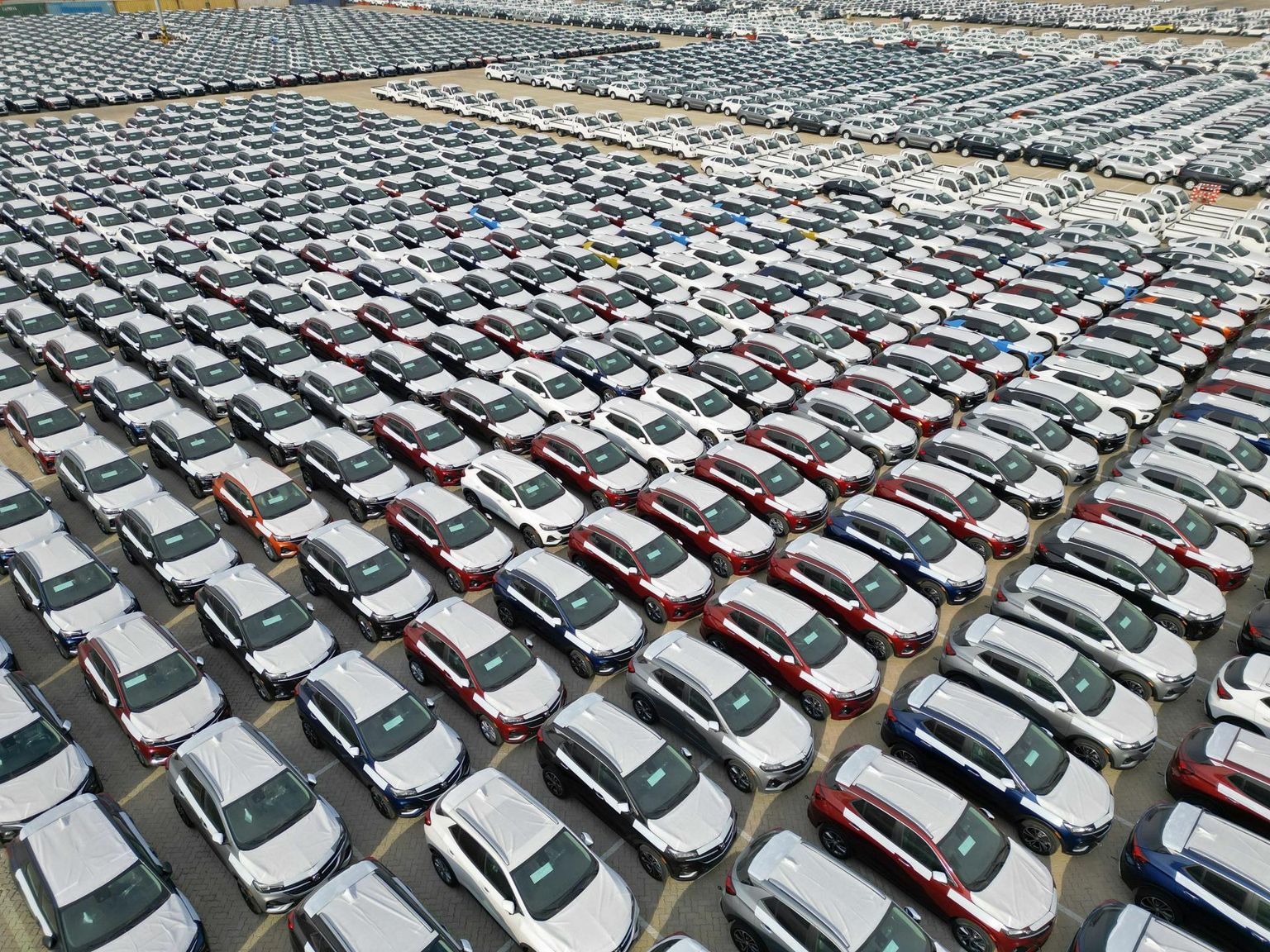 Janu aina uute kaupade ja teenuste järele viib kollapsini, hoiatavad skeptikud. Hiinas valmistatud autod ootavad eksportimist Yantai sadamas, Shandongi provintsis Hiinas.