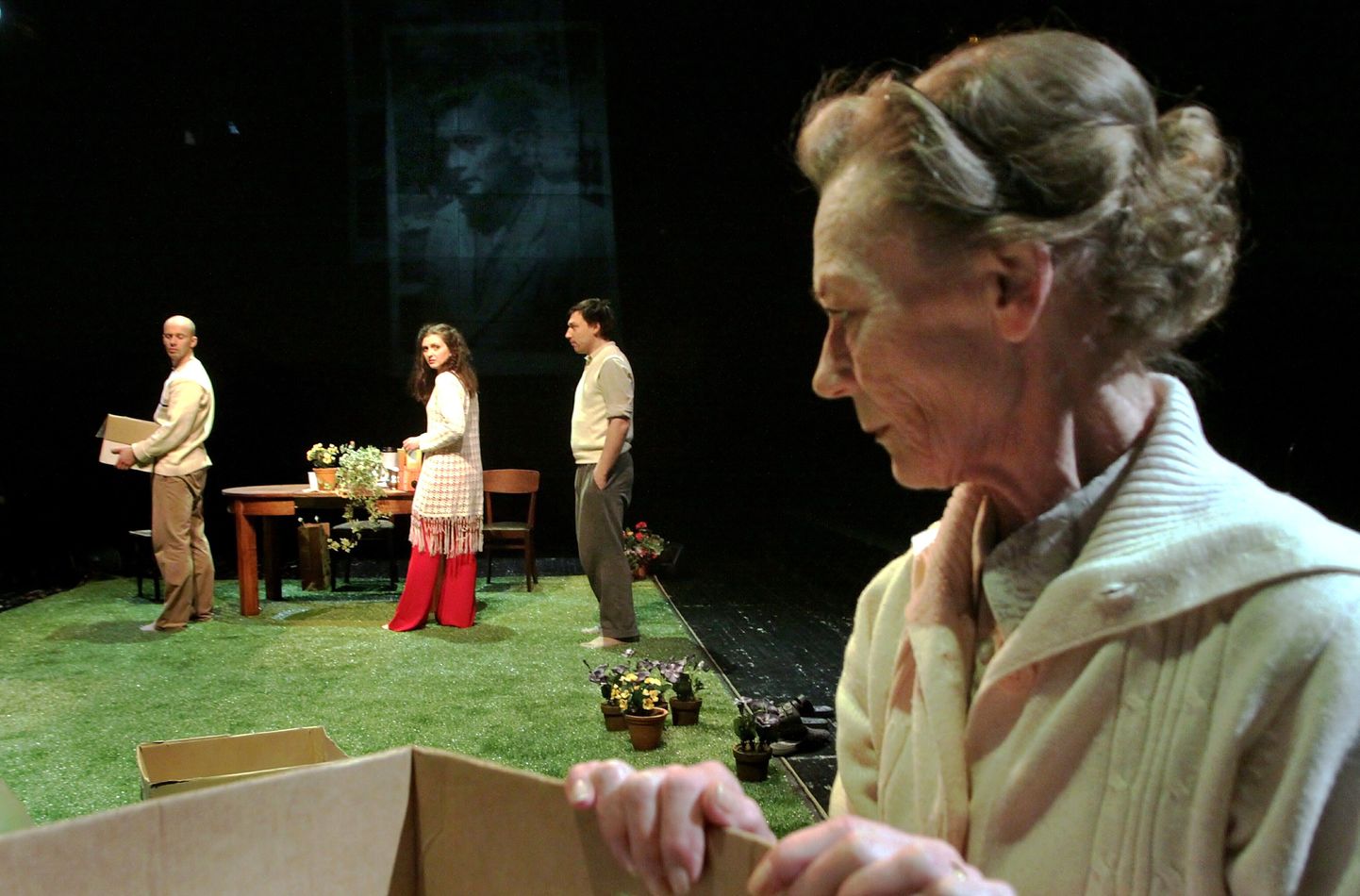 Helle Kuninga viimaseks rolliks Pärnu teatri laval jäi Elsbet “Nähtamatus majas”.
