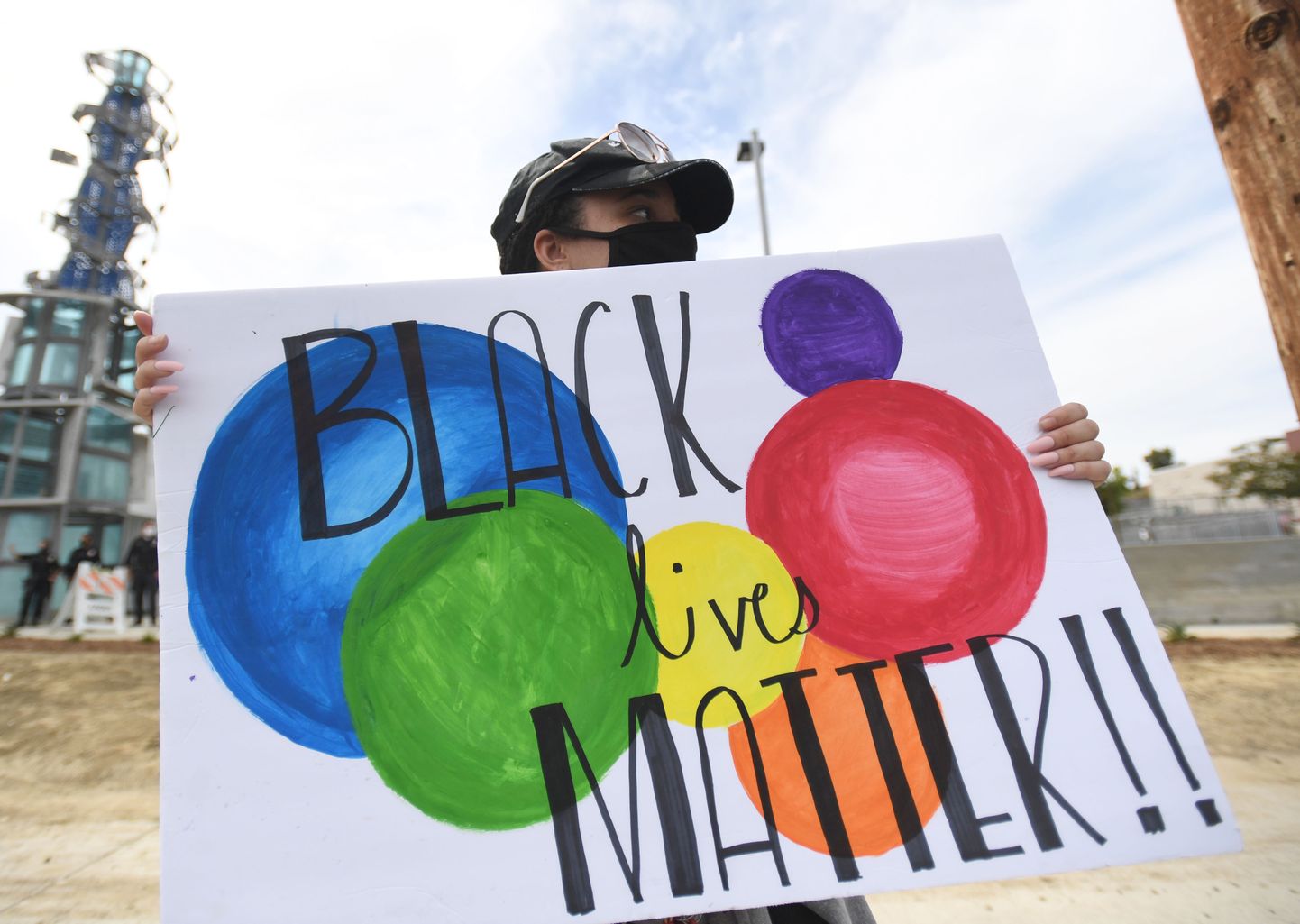 Mustad elud loevad! Pilt on pärit 2. juulil Californias toimunud rahumeelselt meeleavalduselt ning illustreeriva tähendusega.