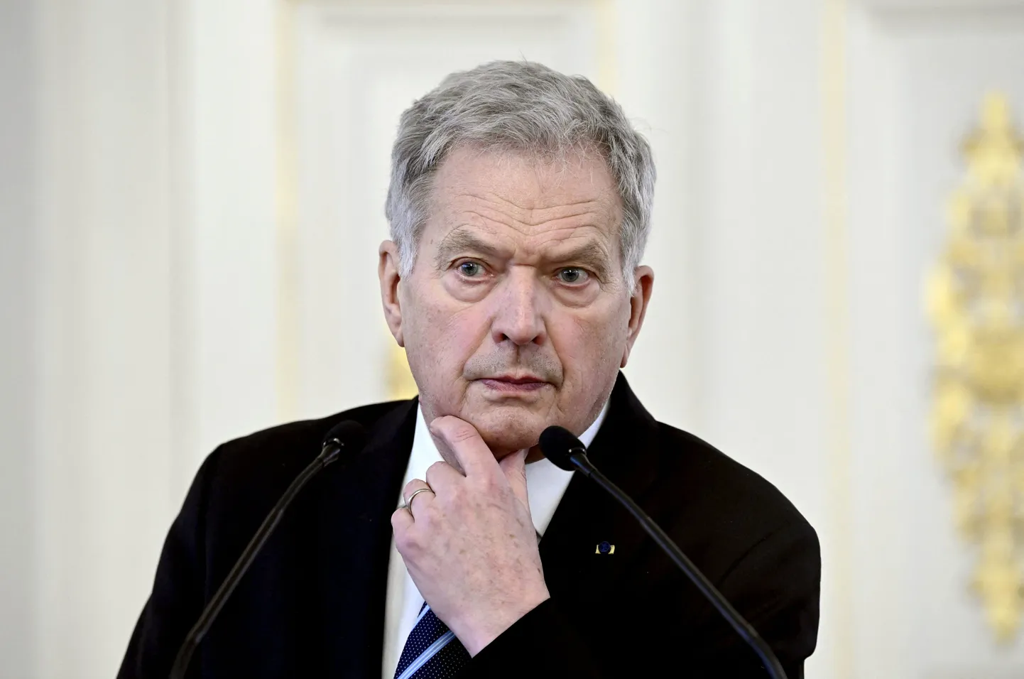 Sauli Niinistö jätkab tööd kodust.