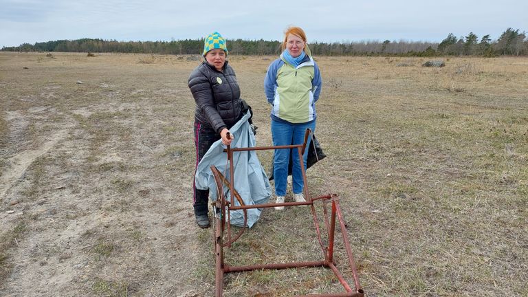 Reet Viira (vasakul) ja Maie Iilane näitavad Eesti Looduskaitse Seltsi Saaremaa osakonna erilist talguleidu - suurt käru moodi atraktsiooni.