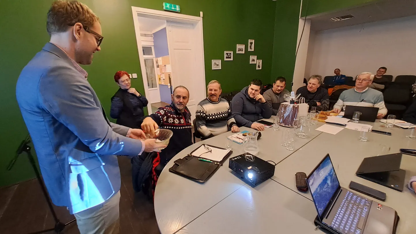 Setomaa volikogus viis liisutõmbamise läbi vallasekretär Martin Sulp (seisab) ning pimeda valiku, millise kooli juriidiline keha kustutatakse, tegi volikogu liige Arno Vares.