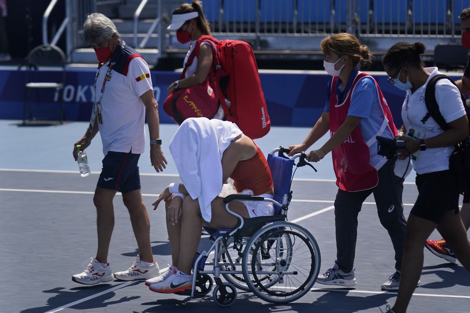 Hispaania tennisemängija Paula Badosa pidi meeltult kuuma ja niiske ilma tõttu väljakult lahkuma ratastoolis.