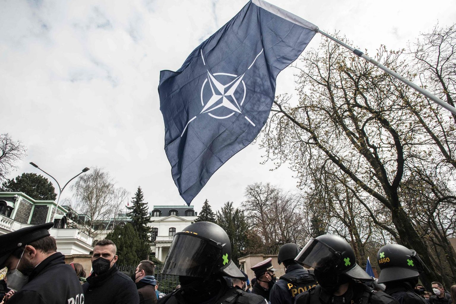 Möödunud nädalavahetusel Prahas Vene saatkonna ette suundunud protestijad kandsid muuseas ka NATO lippe. Sel nädalal väljendas ülejäänud NATO solidaarsust tšehhidega.