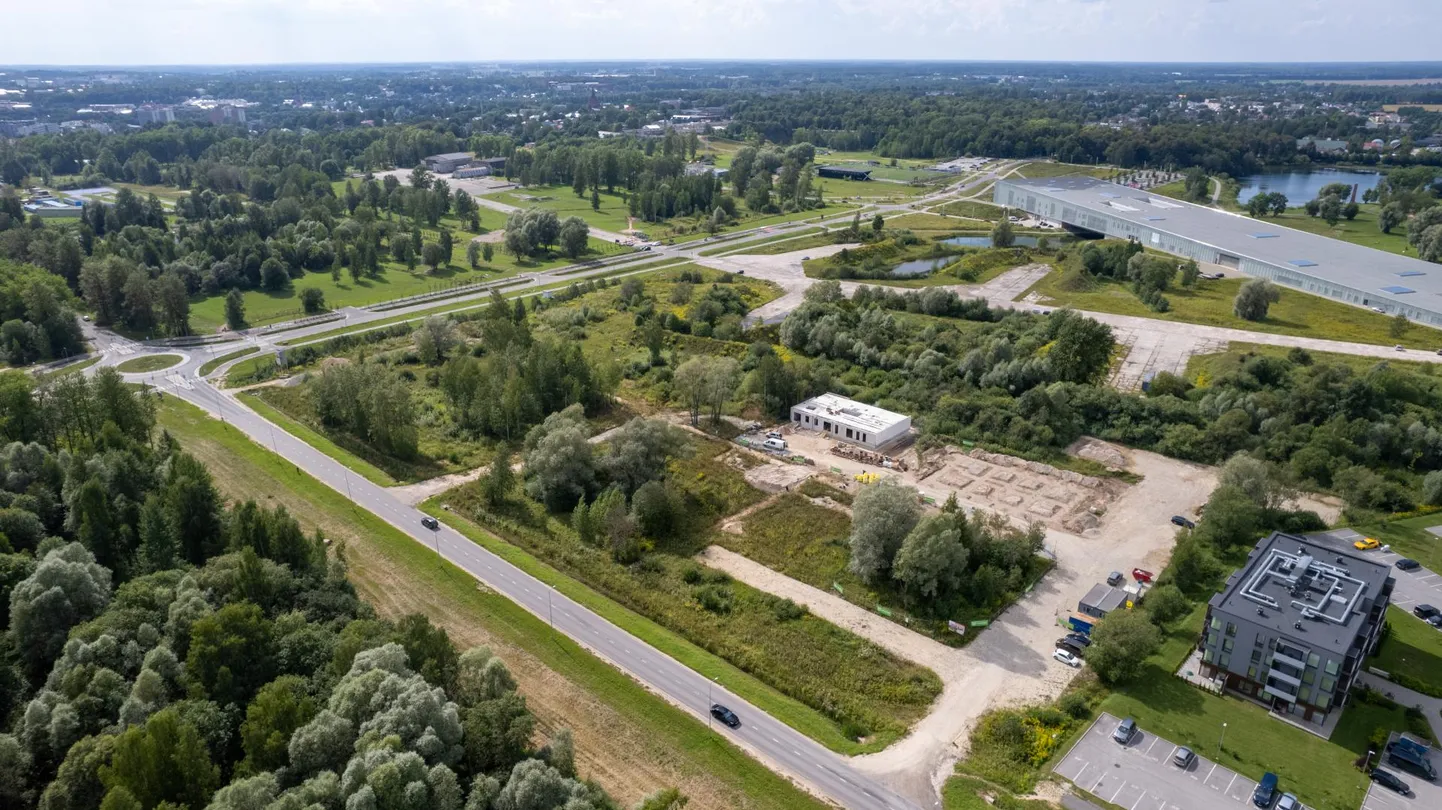 Enni tee ja Raadiraja nurgal asuvale kinnistule peaks kümnendi lõpuks valmima kaheksa kortermaja. Esimese seinad on juba püsti ja suur osa kortereidki müüdud.