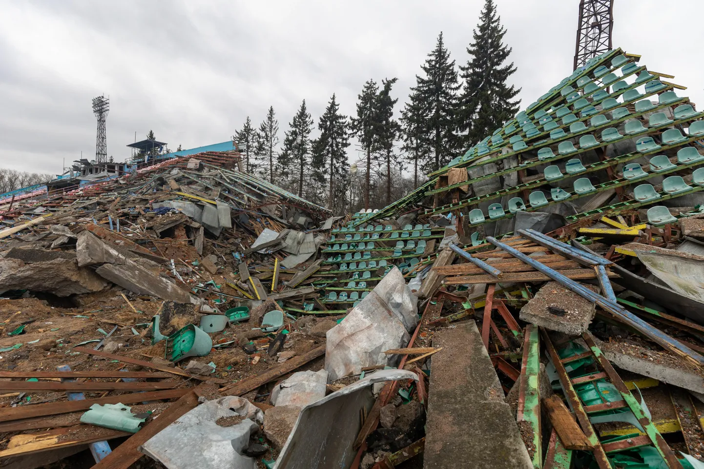 Tšernihivi Desna staadion purustatud tribüün, mida tabas lennukipomm.