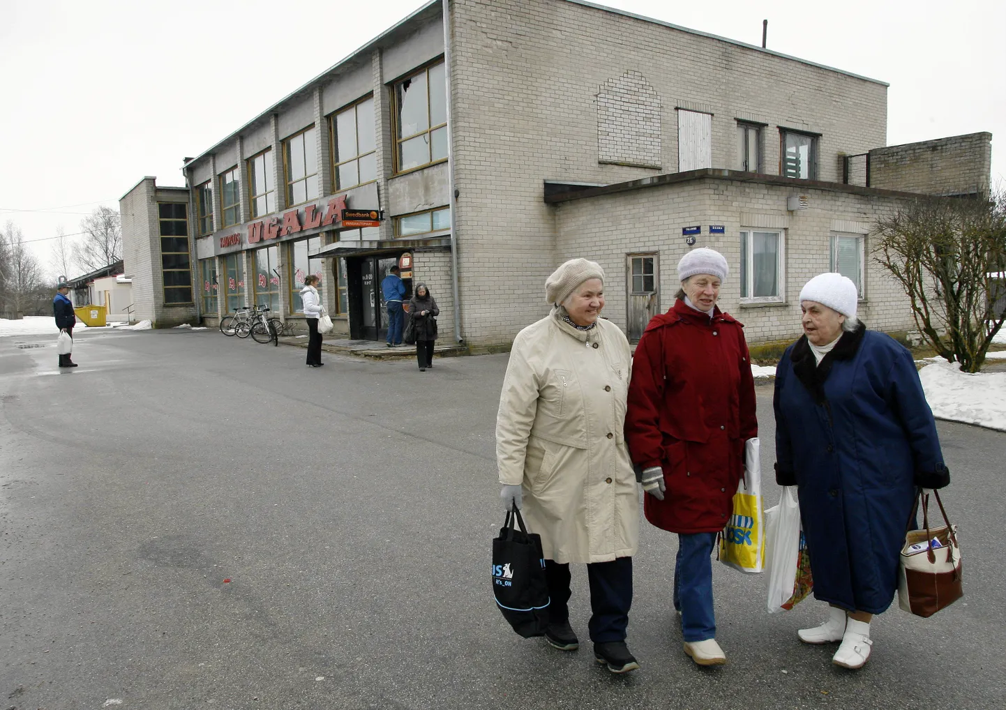 Aasta esimesed kuud ei kõigutanud eestimaalaste kindlustunnet. Pildil kaupluse külastajad Viljandis.