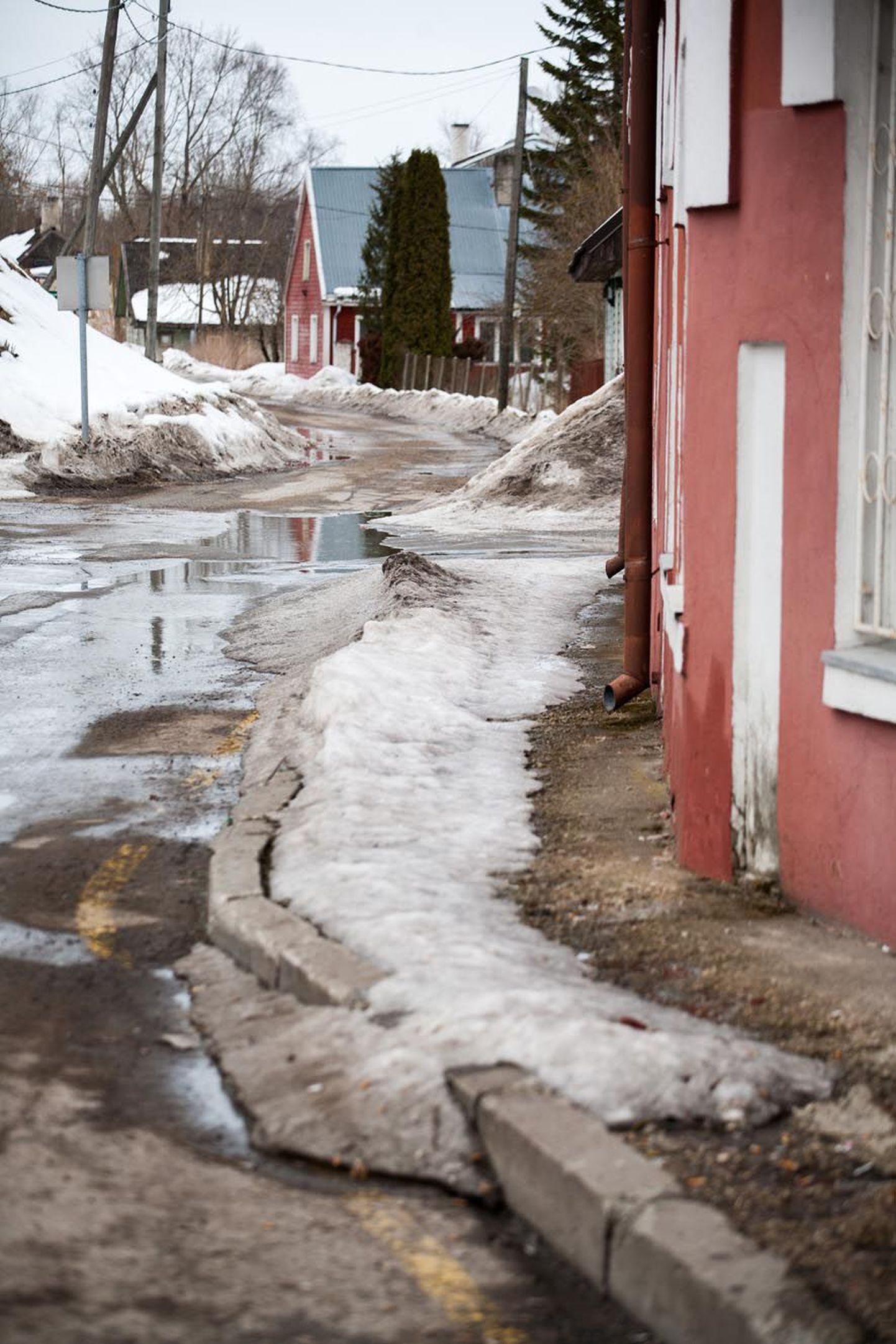 Laia tänava kõnniteel (paremal) lükatakse lund ja tehakse libedustõrjet linna rahastusel ja kord on majas. Parkali tänavas on see töö kinnistuomanike õlul ja nagu näha, on kõnnitee sama hästi kui läbimatu.