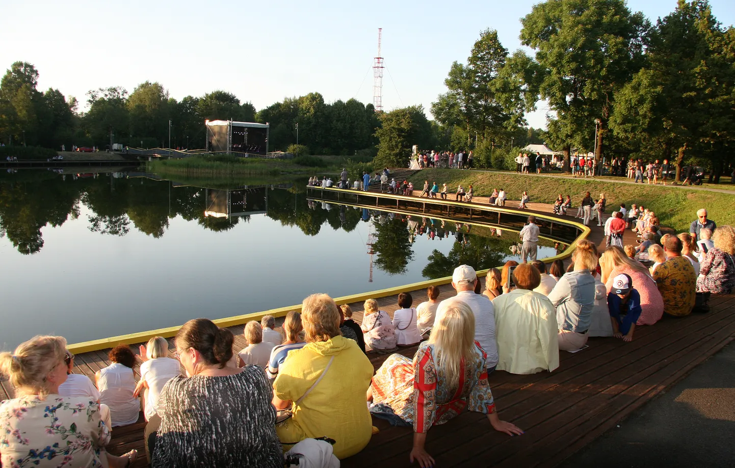 Orkester paiknes pargijärve saarel, publik järve kallastel.