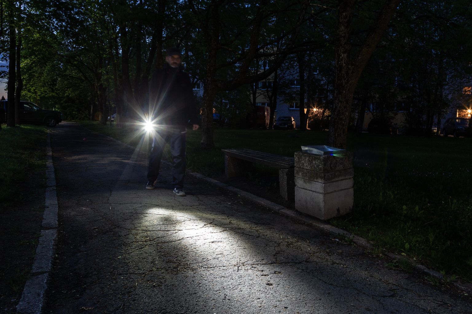 Кохтла-Ярвеское горуправление посоветовало людям для безопасного передвижения пользоваться фонариком на темных городских улицах и по возможности ходить вместе с кем-нибудь.