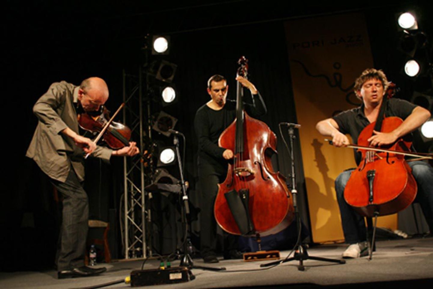 Trio Amarco (Prantsusmaa). Guillaume Roy (vioola), Vincent Courtois (tšello), Claude Tchamitchian (kontrabass).