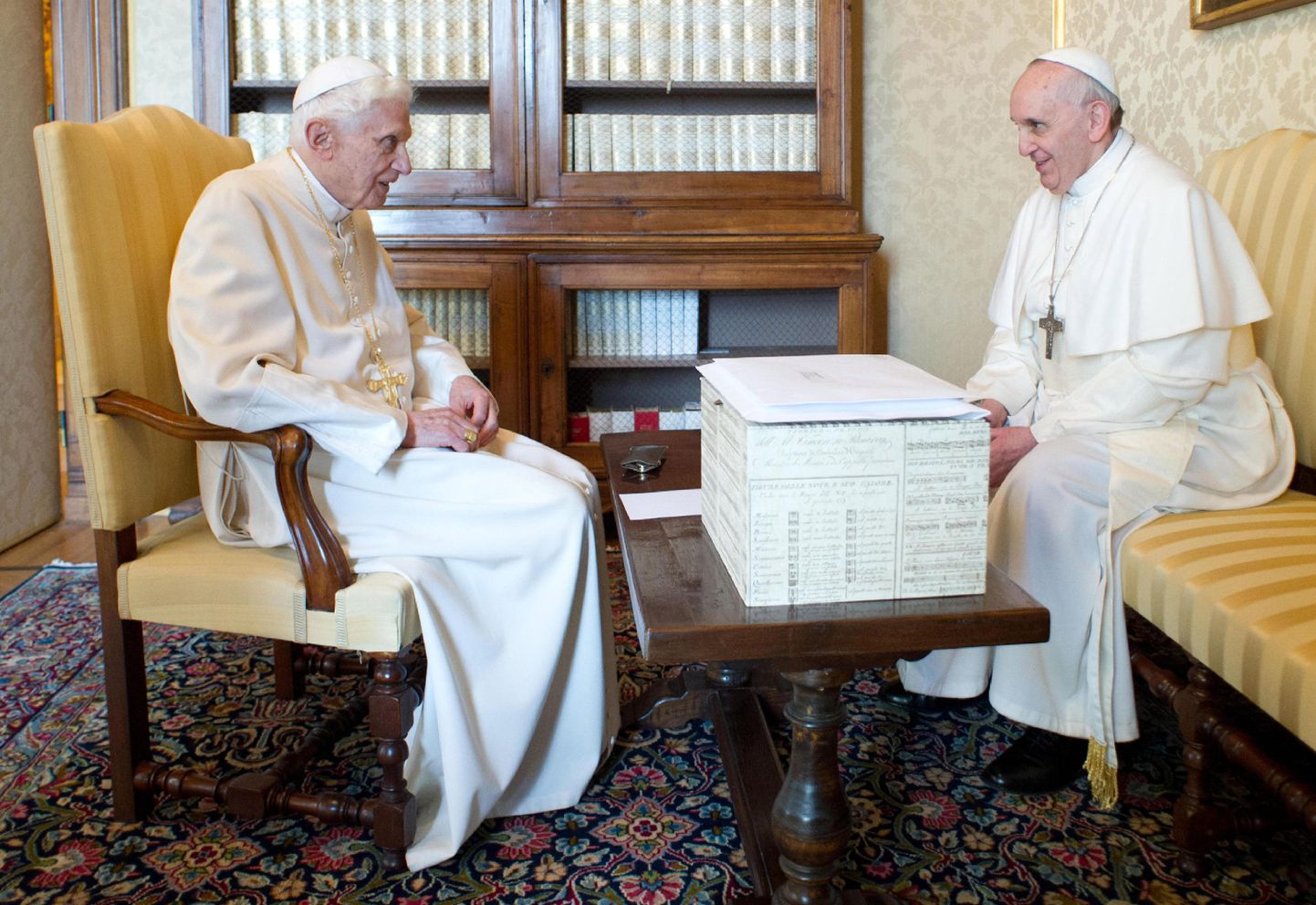 Emeriitpaavst Benedictus XVI ja paavst Franciscus 23. märtsil Castel Gandolfos.