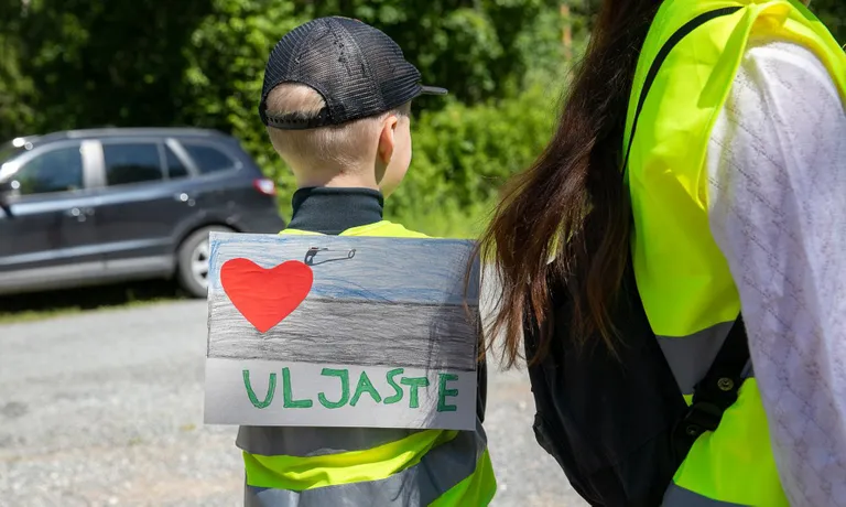 Meeleavaldajate seas oli ka lapsi, kel kaasas omatehtud plakatid.