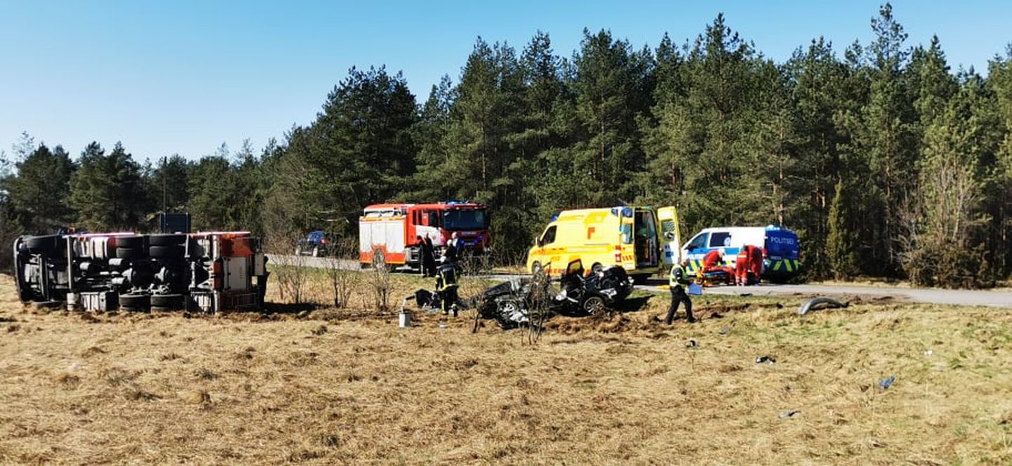 Ränk õnnetus Haapsalu lähedal, päästeauto sattus õnnetusse.
