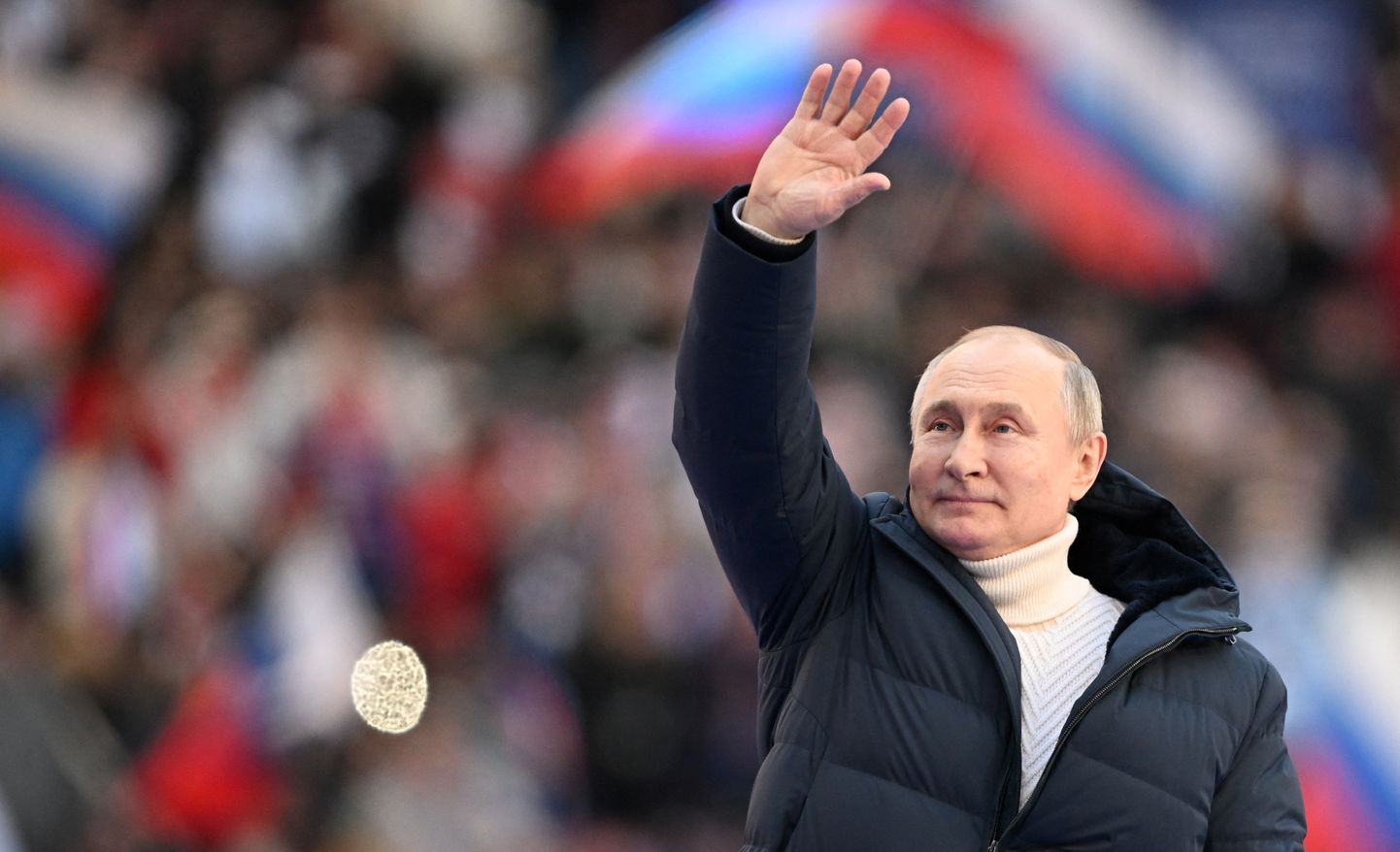 Venemaa president Vladimir Putin lehvitamas rahvale 18. märtsil 2022 Moskvas Lužniki staadionil, kus tähistati Krimmi annekteerimise kaheksandat aastapäeva