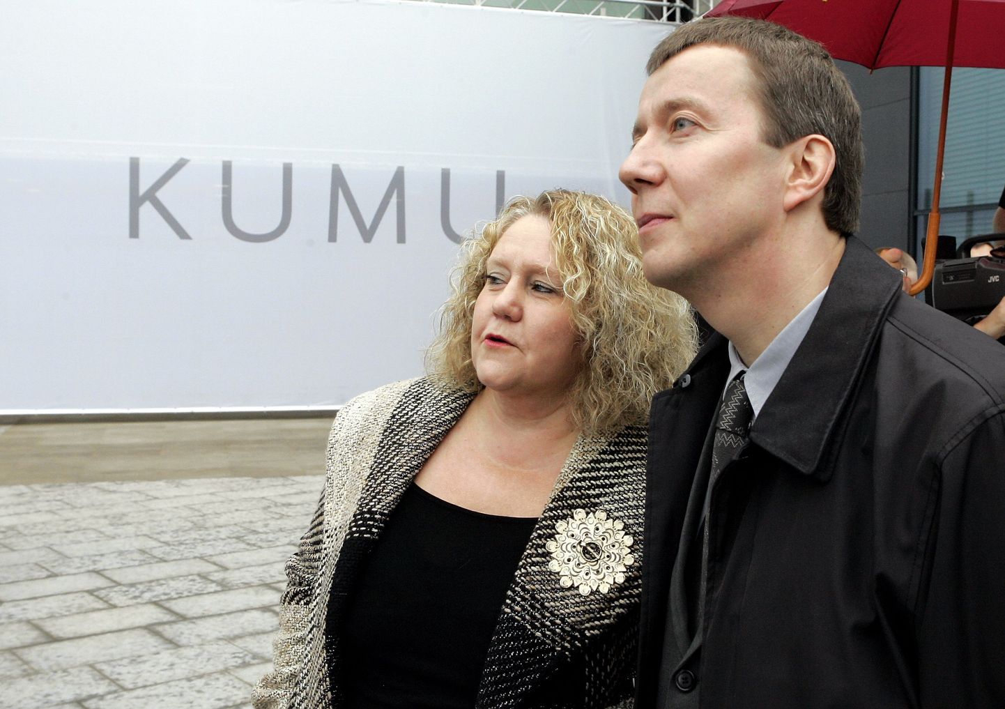 Marika Valgu üheks suuremaks saavutuseks on uue muuseumi Kumu ehitamine. Pildil on ta koos Kumu arhitekti Pekka Vaapavuoriga.