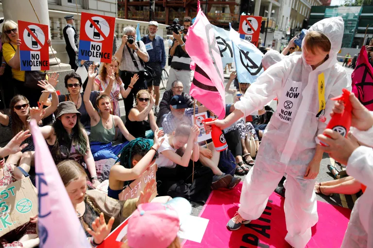 Keskkonna aktivistide grupp, nimega Väljasuremise Mäss, protesteerimas Londonis.