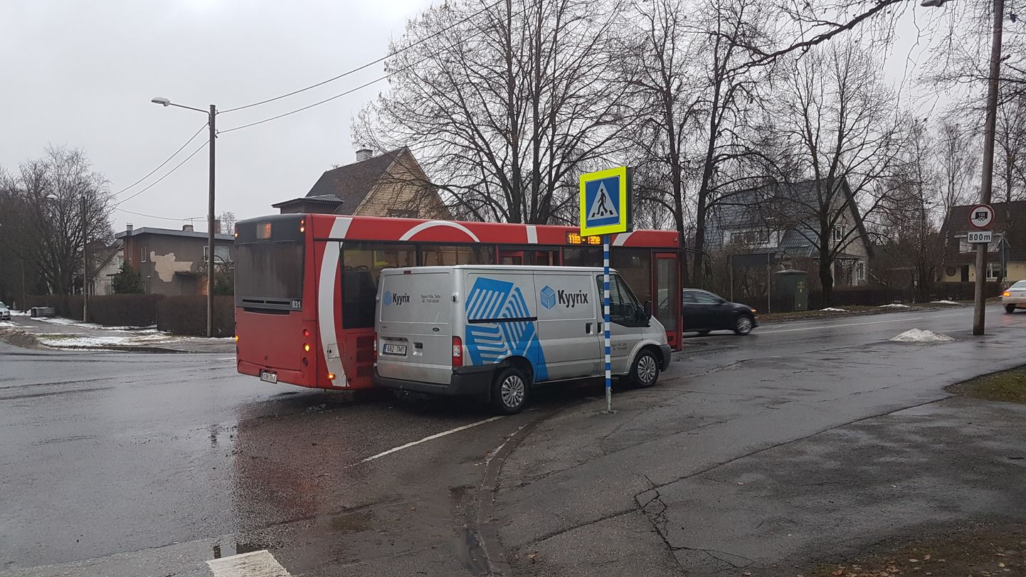 Ravila tänava ja Viljandi maantee ristmikul toimus liiklusõnnetus.