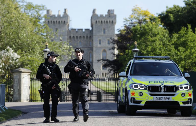 Relvastatud politseinikud Windsori lossi juures.
