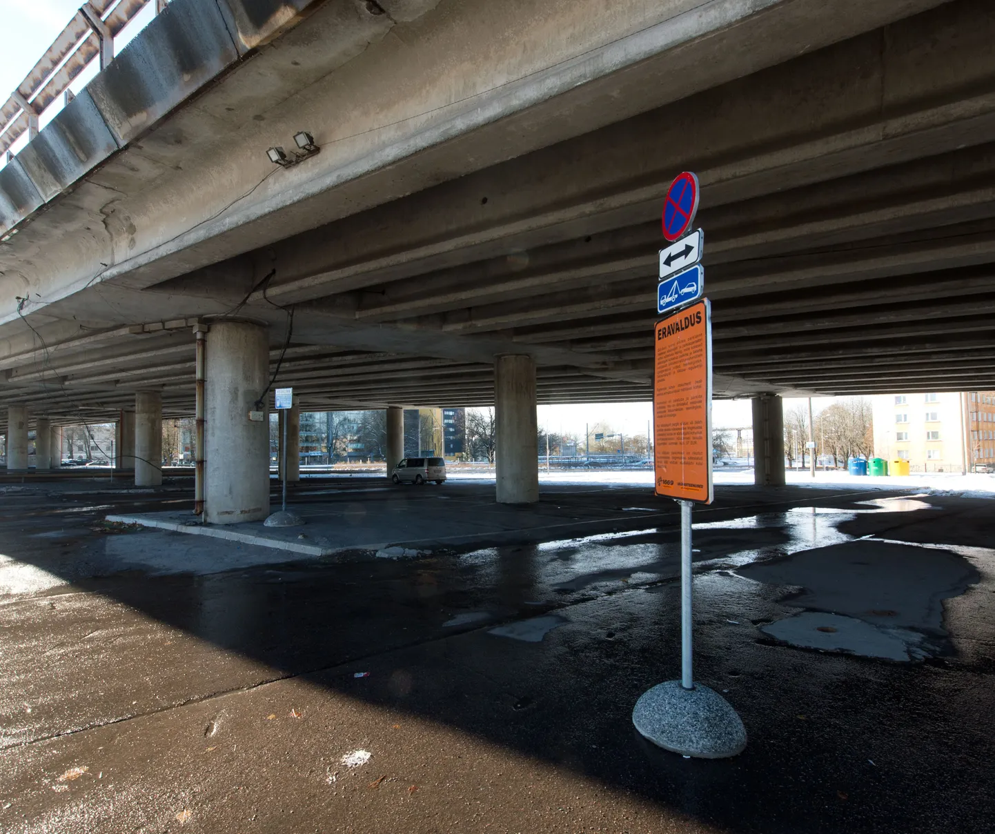 Segadust tekitavad liiklusmärgid Pärnu maantee viadukti all parklas.
