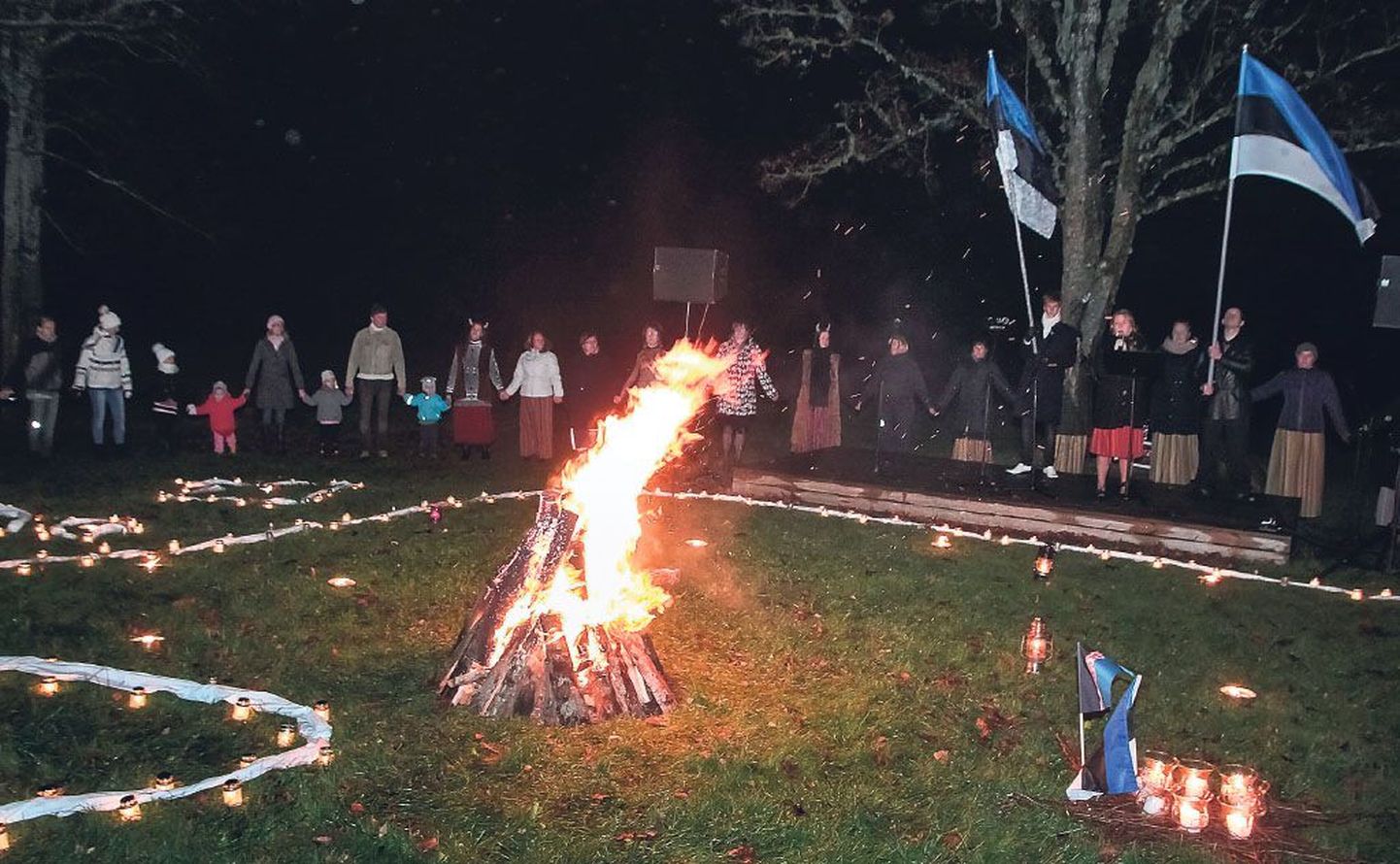 Tori vallamaja aasal süüdati kõikjalt Eestist saadetud tuledest Eesti kaardi kujuga „rahvamaja tuli“.