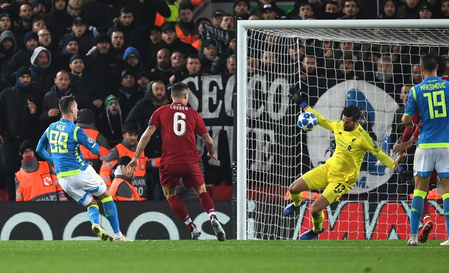 Alisson Becker tõrjub üleminuteil imeliselt Napoli poolaka Arkadiusz Miliku (nr 99) löögi.