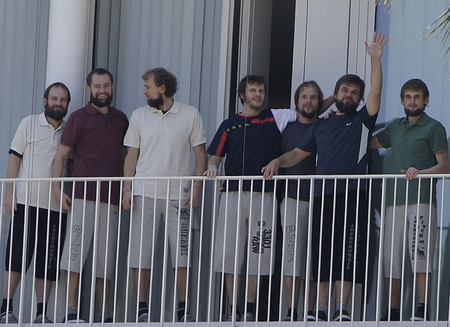 Seitse eestlast pärast vabaks pääsemist Prantsuse saatkonna rõdul Beirutis 14. juulil.