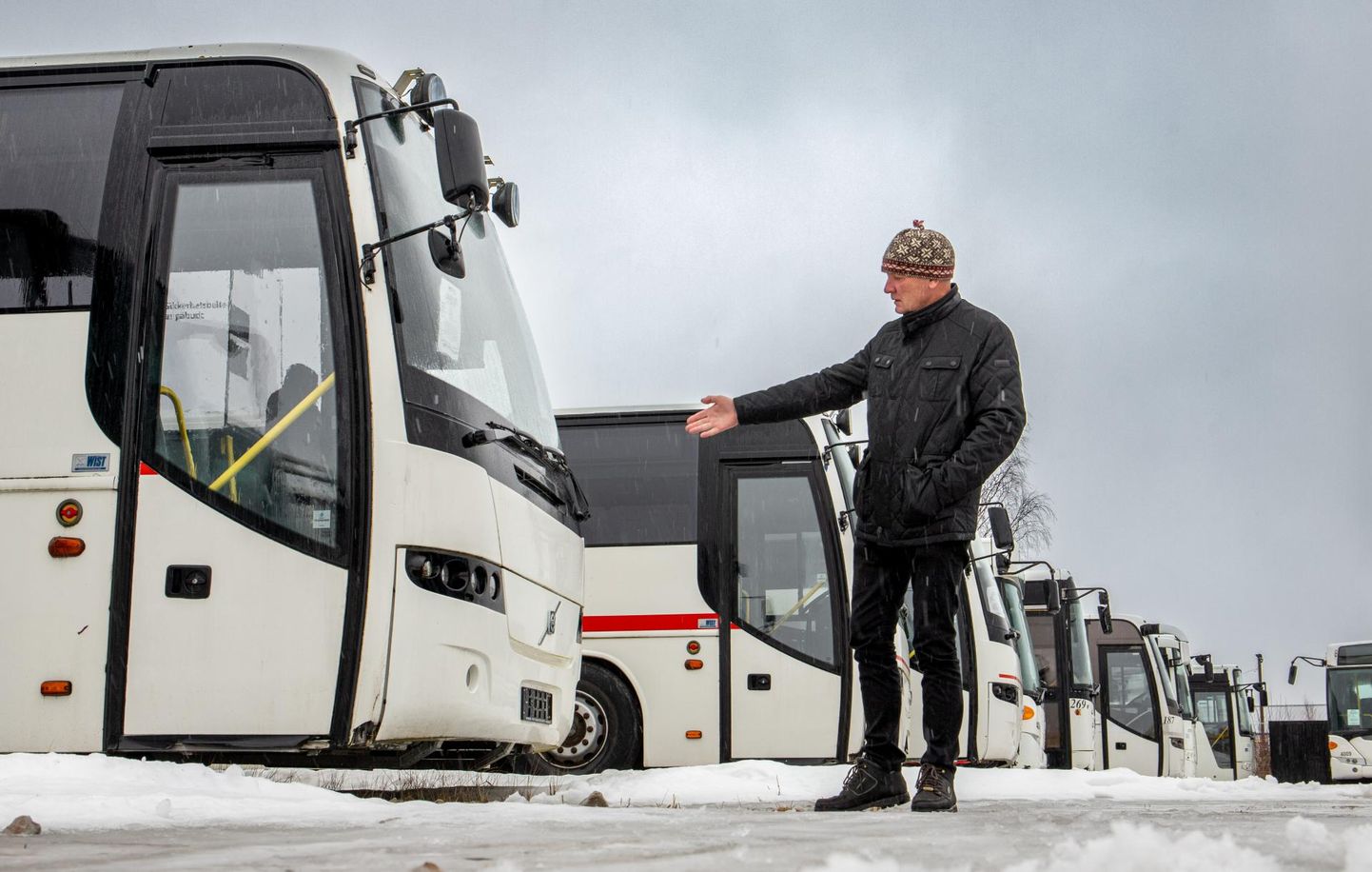 Saugas tegutsev ettevõtja Raimond Pärn kutsub üles annetama, et saata Ukraina armeele 15 bussi.