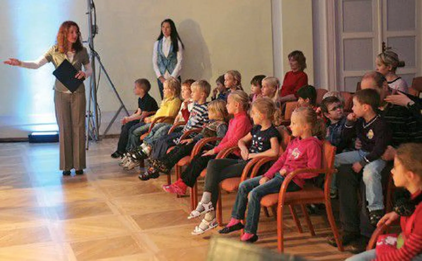 Юные посетители нового здания Таллиннской филармонии знакомятся с миром музыки.