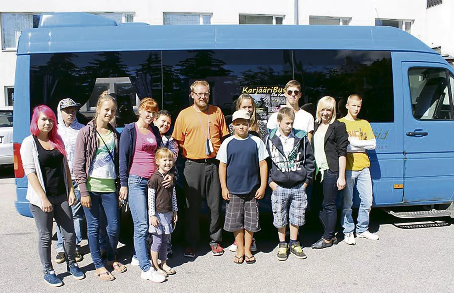Karjääribussiga sõidavad Eestis ringi 16 noort ja eri valdkondade avaliku elu tegelased, näiteks Contra.