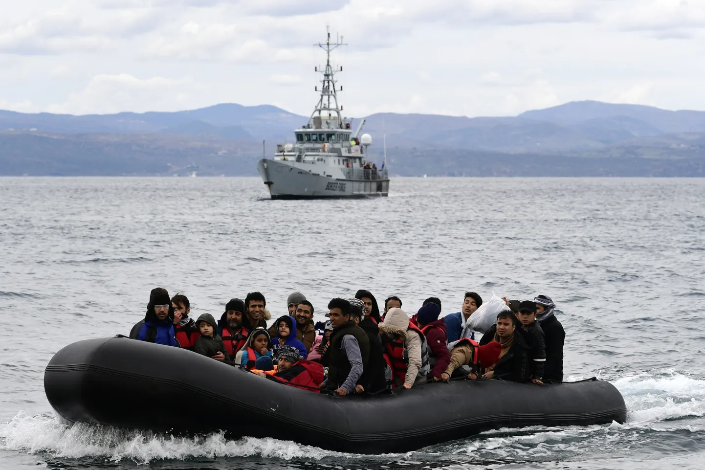 Migrandipaat Vahemeres Lesbose saare lähistel. Taamal Frontexi alus.