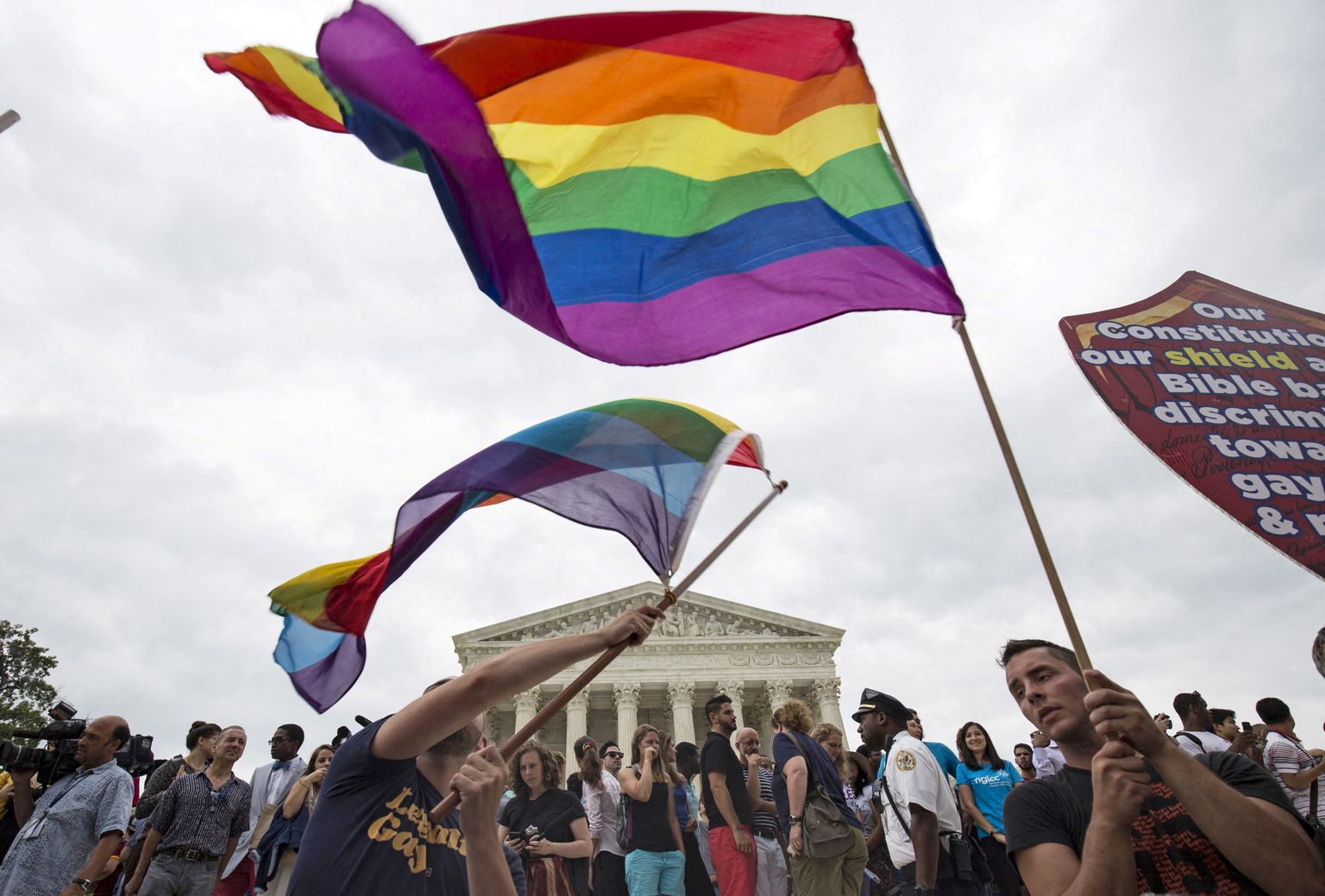 Samasooliste abieluõiguse pooldajad Washingtoni kohtu juures.