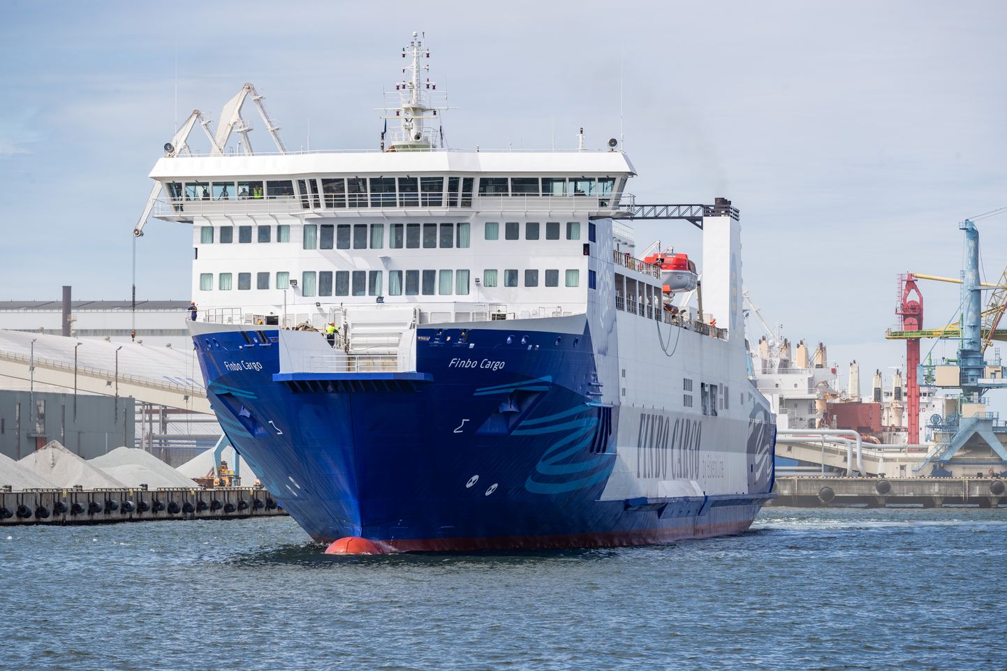 Первый рейс Finbo Cargo, нового корабля Eckerö Line, в порт Мууга.