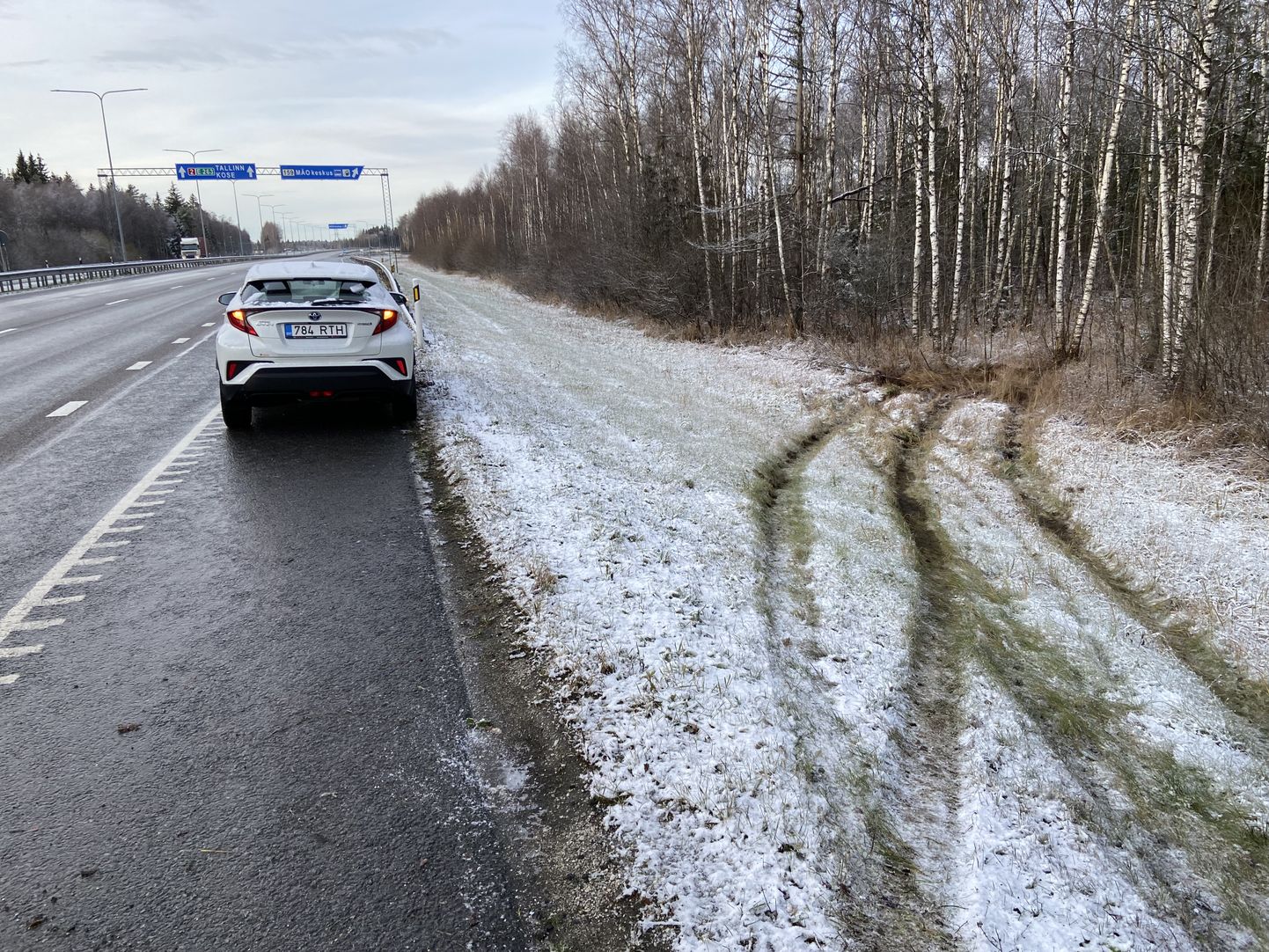 Keerulised teeolud ja ebaõiged juhtimisvõtted on viinud nii mõnegi auto talvel teelt välja. Foto on illustratiivne.