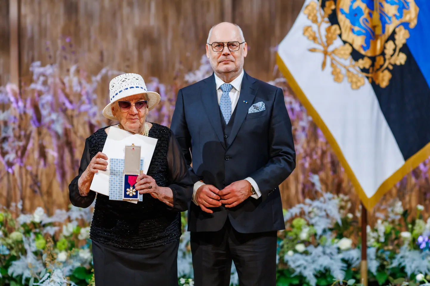 Valgetähe V klassi teenetemärgi kavaler Meedy Hiielo ja Eesti Vabariigi president Alar Karis, kes tunnustas tänavu kokku 157 inimest.