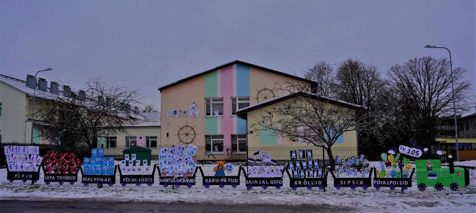 Valga lasteaia Buratino aeda kaunistavad vagunid.