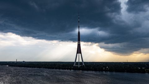 Объявлено предупреждение о разрушительной грозе; существует 