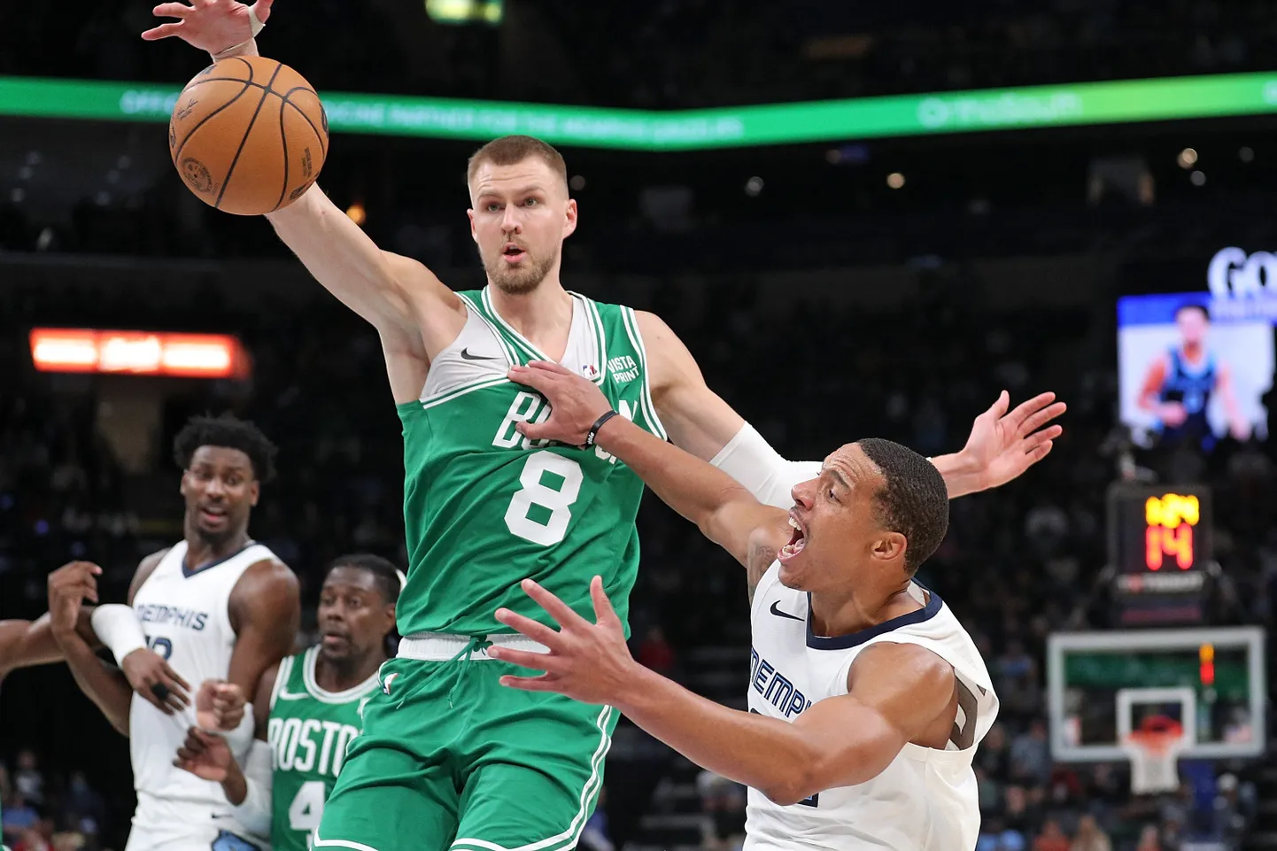 Kristaps Porziņģis pret Desmondu Beinu