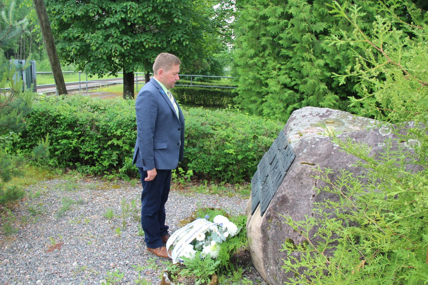 Otepää vallavolikogu esimees Jaanus Barkala asetas täna Keeni raudteejaamas pärja kõigi nende mälestuseks, kes 1941. aastal külmale maale viidi.