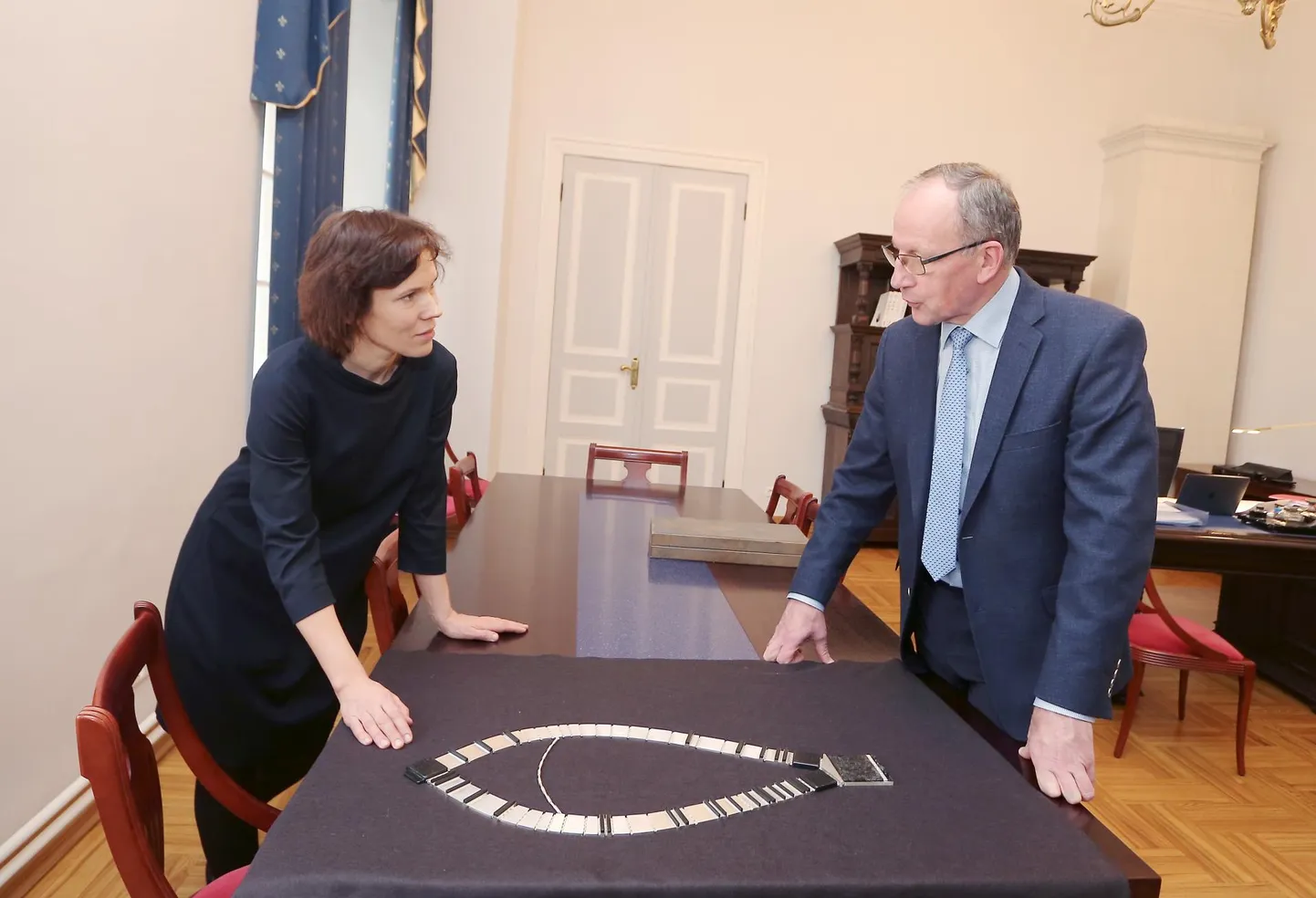 Kunstnik Julia Maria Künnap esitles eelmisel reedel Tartu ülikooli rektorile Toomas Asserile uut ametiketti. Rektor jäi ketiga väga rahule, tõstes esile nii selle esteetilist kui ka tähenduslikku poolt.
