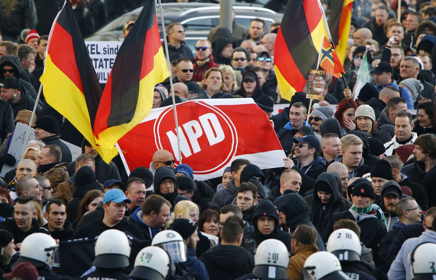 NPD ja PEGIDA toetajad ühisel marsil.