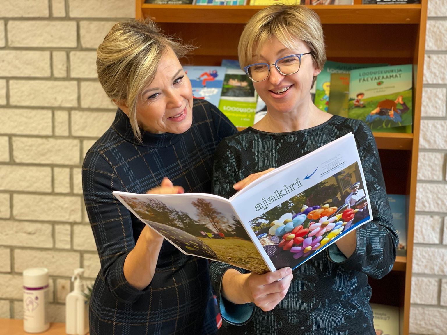 TULEMUS KÄES: Hariduse kooli ajakirja panevad koolipere abiga kokku õpetajad Janne Nurmik (vasakul) ja Merle Lepik.