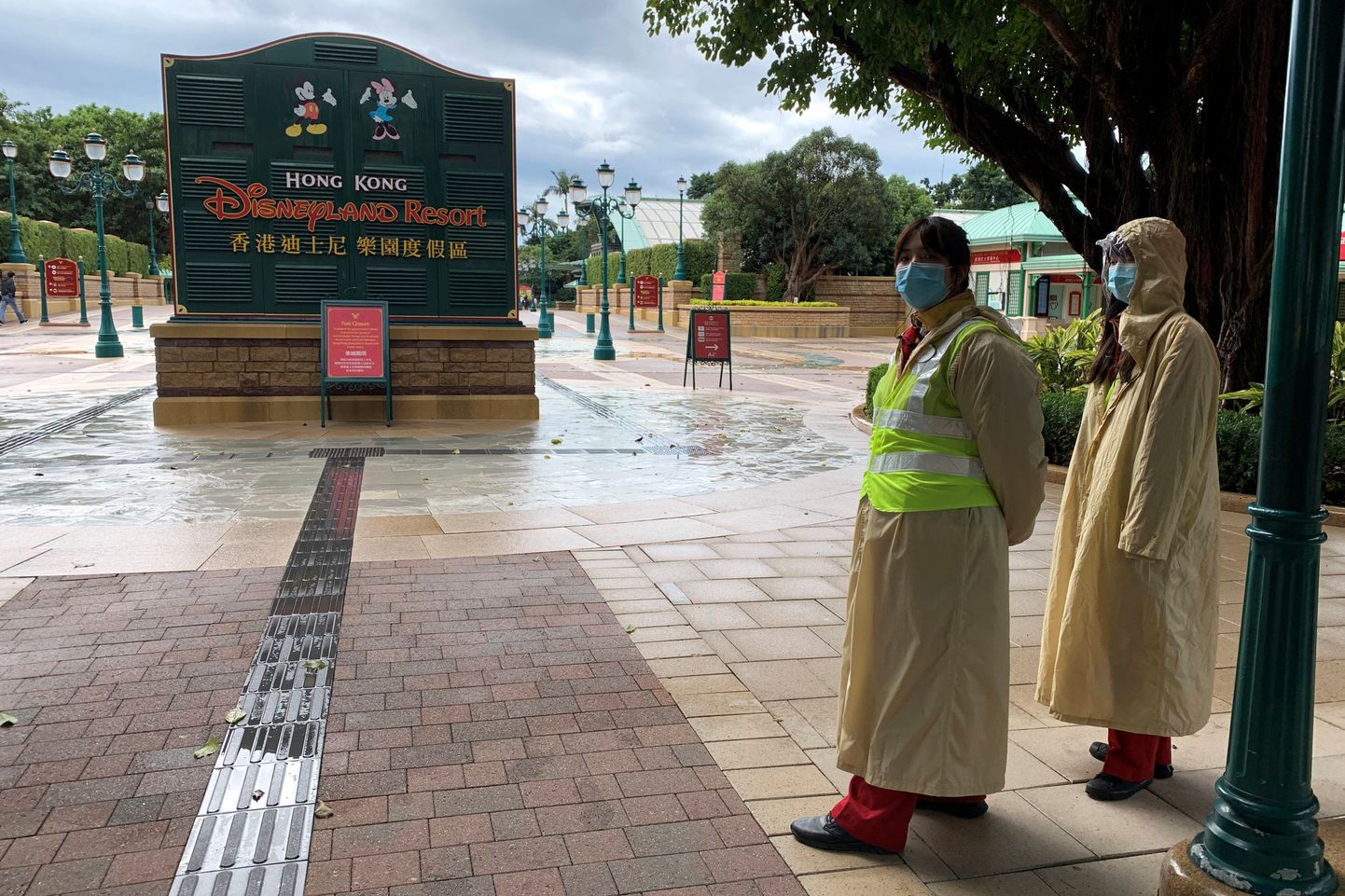 Hongkongi Disneylandi töötajad suletud lõbustuspargi ees 26. jaanuar 2020.
