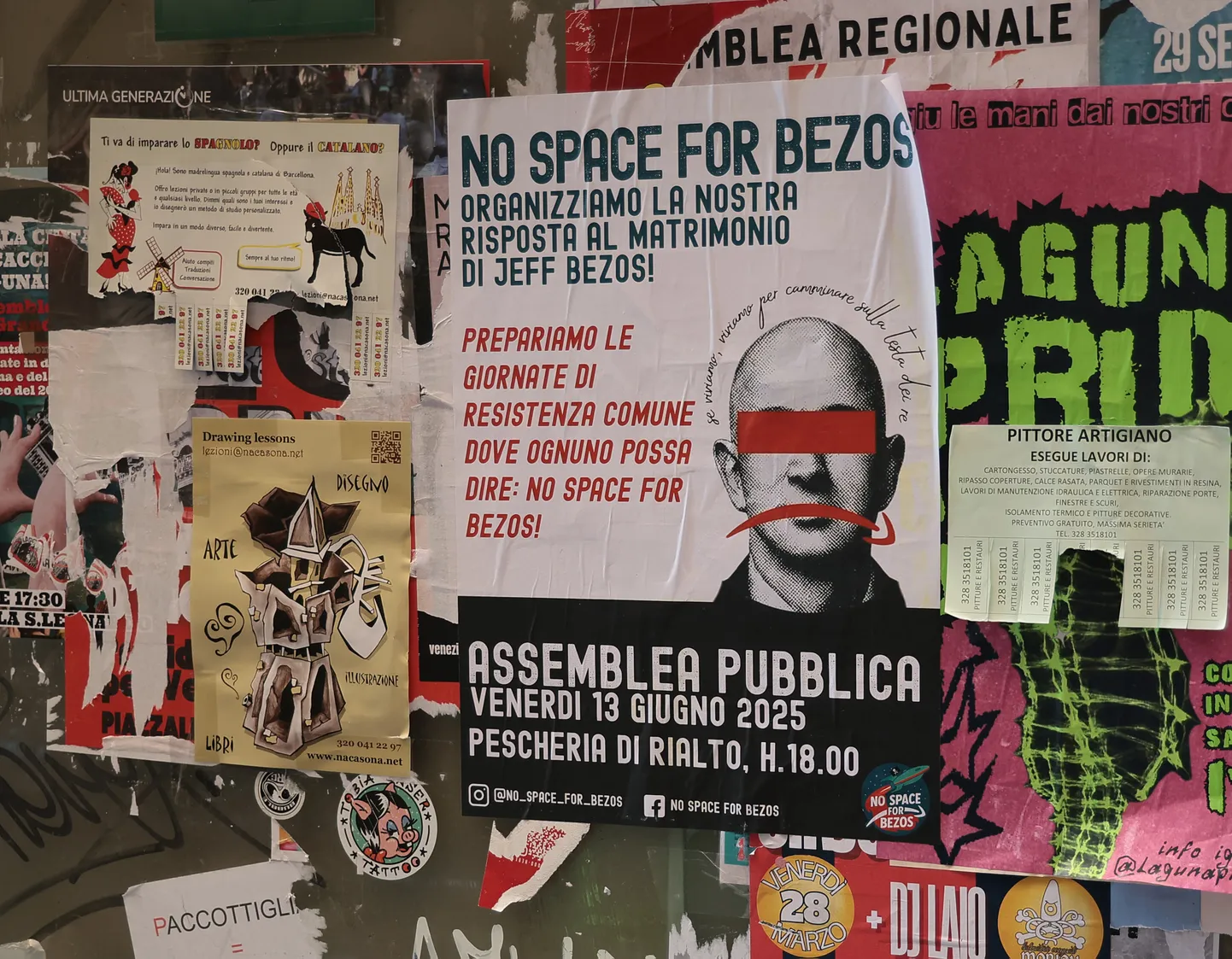 Veneetsia uus liikumine «No Space for Bezos» («Ei ole paika Bezosele»), mis süüdistab maailmas rikkuselt kolmandat Jeff Bezost jätkusuutmatu majandusmudeli esindamises, on Veneetsiasse üles pannud mitu plakatit Jeff Bezose ja Lauren Sancheze pulma vastu, mis peaks toimuma 24.–26. või 26.–28. juunil.
