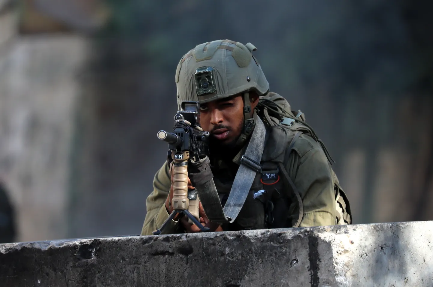 Palestīnieši saduras ar Izraēlas spēkiem Rietumkrasta pilsētā Hebronā.