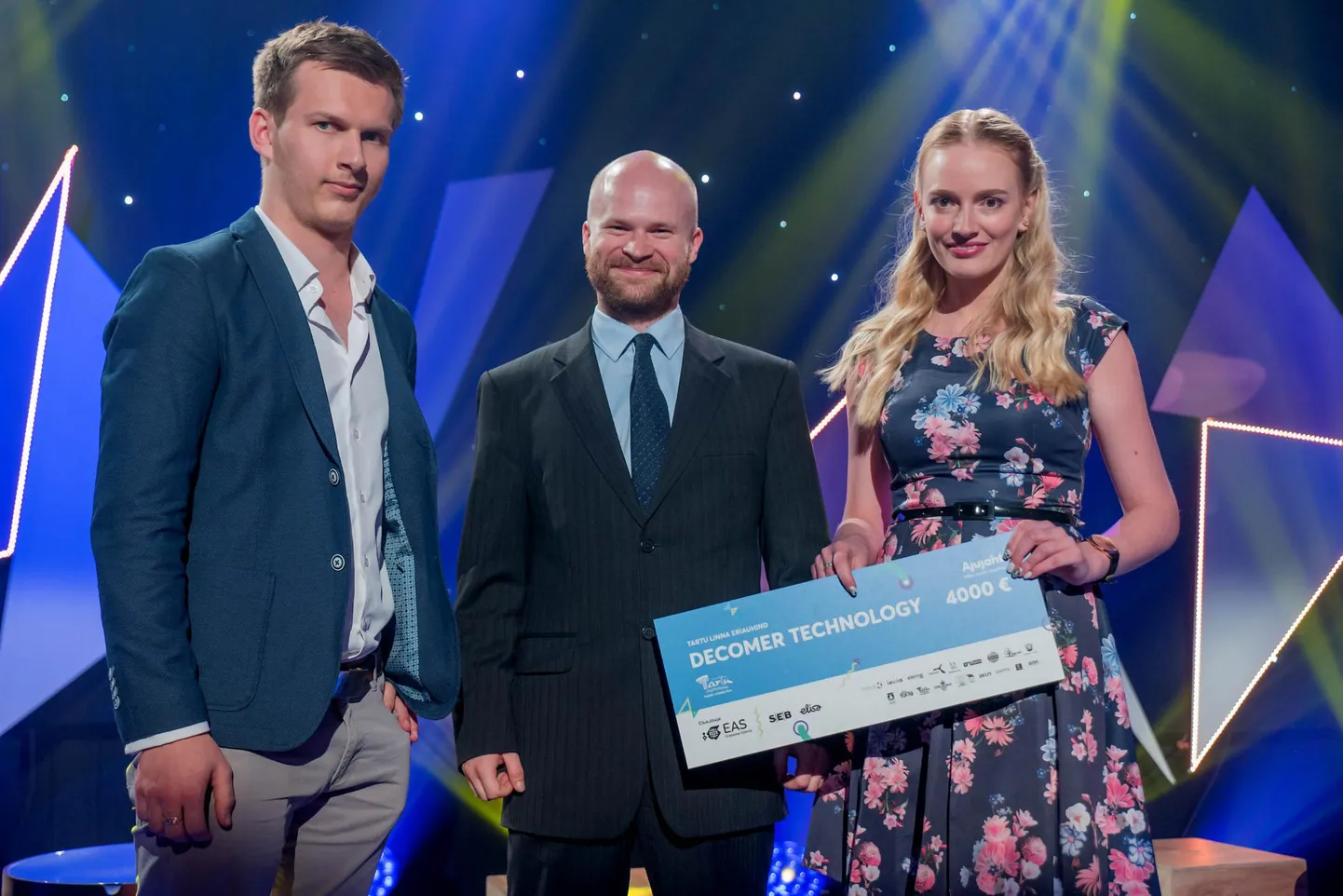 Mart Salumäele (vasakul) ja Kelly Kangurile andis auhinna üle Tartu linna ettevõtluse arengu peaspetsialist Siim Espenberg.