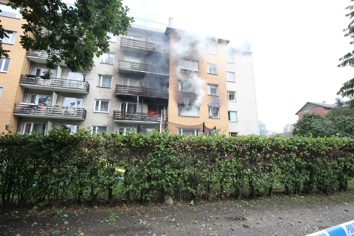 Взрыв и возгорание в многоквартирном доме в Тарту.