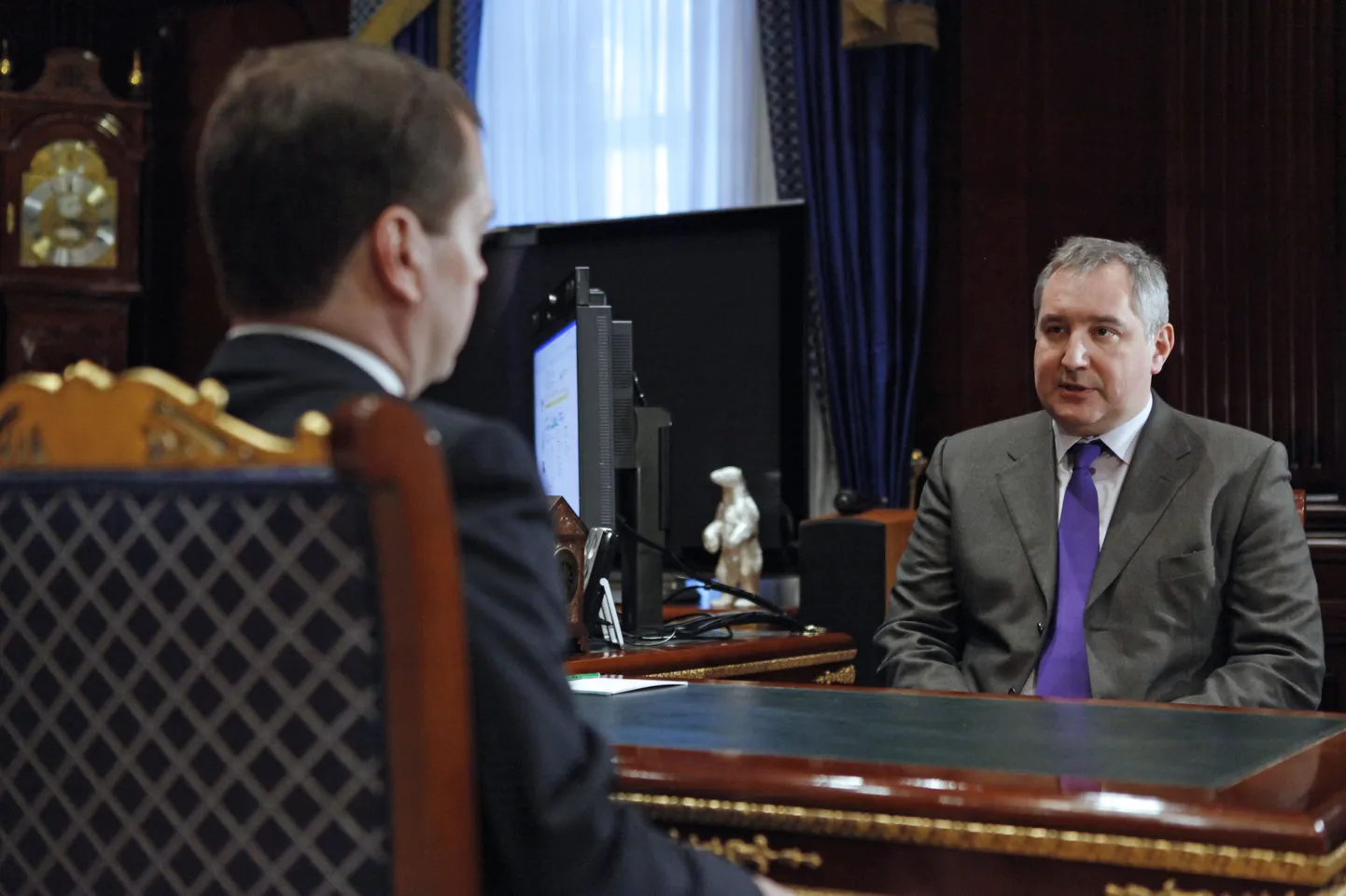 Venemaa president Dmitri Medvedev (seljaga) kohtus täna Gorki residentsis uue asepeaministri Dmitri Rogoziniga.