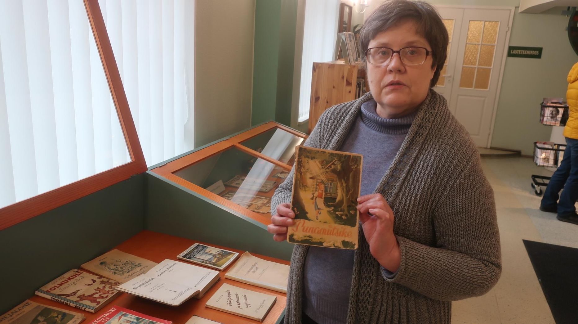 Põlva keskraamatukogu pearaamatukoguhoidja Külli Ots võtab vitriinist välja ka vana «Punamütsikese».